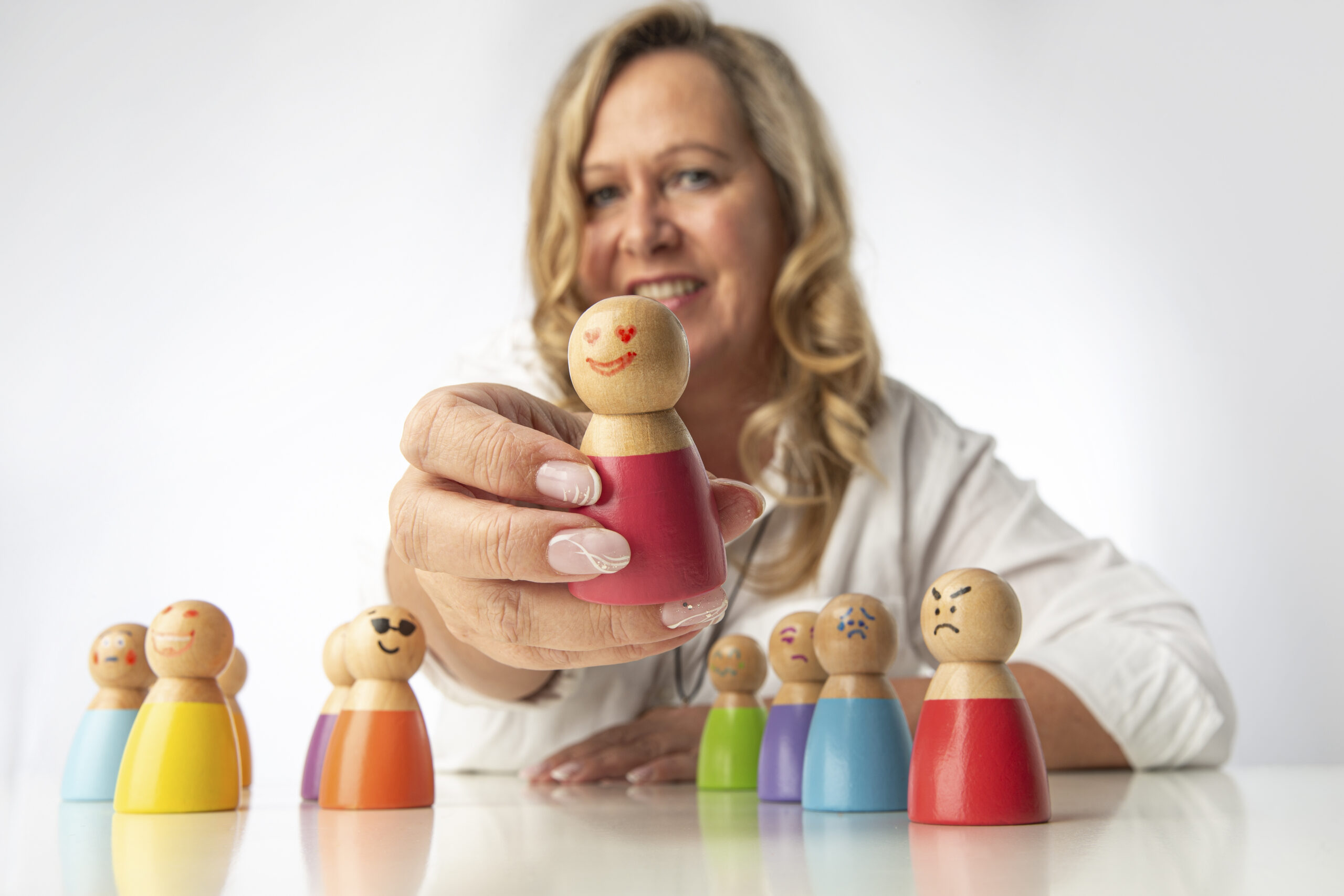 constelaciones-nadine RE-CONECTA-T en Tarragona ofrece Terapia de Constelación Sistémica, Somatic Experiencing e Internal Family Systems, en sesiones individuales o de grupo para tu bienestar integral.